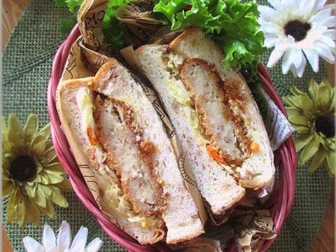 コールスローとコロッケのサンドイッチ♪